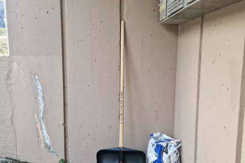 &raquo;Samopostrežba&laquo; pred glavnim vhodom