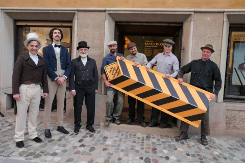 120 let od preboja bohinjskega predora odprtje razstave ob tej priložnosti Inženir Maks Klodič ustvarjalec novih poti, Razstavo bodo odprli potomci družine Klodič Ob odprtju so simbolno podoživeli preboj predora, ki ga je izvedlo Društvo SNG Kranj v sodelovanju z brass sekcijo ansambla Smetnaki Mestna hiša Kranj avtorica razstave je mag. Marjana Žibert / Foto: Tina Dokl