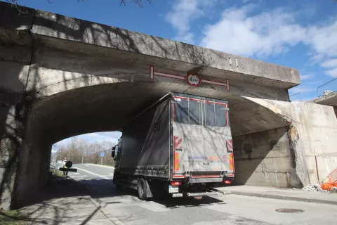 gradnja most podjetje Iskra čez reka Sava Kranj obnova podvoz tovornjak / Foto: Gorazd Kavčič