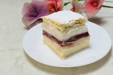 Kremšnite z jagodami / Foto: Erika Jesenko