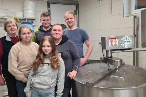 Družina je šestčlanska: Andreja, ki je nosilka dopolnilne dejavnosti na kmetiji, gospodar Klemen, ki je kot osemenjevalec zaposlen v zasebni veterinarski ambulanti, njuni trije otroci – Luka, dijak Biotehniškega centra Naklo, in osnovnošolki Eva in Lara ter Klemenova mama Francka. / Foto: Cveto Zaplotnik