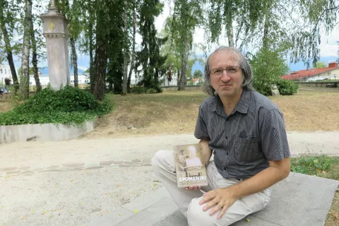 Ddr. Damir Globočnik knjigo Spomeniki začne z zgodbo o nagrobniku dr. Franceta Prešerna. / Foto: Igor Kavčič