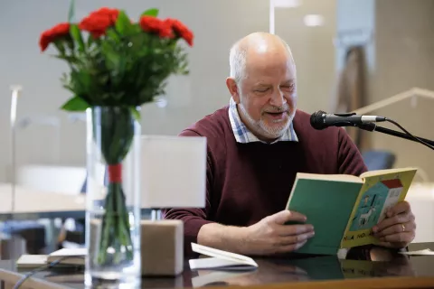 Nekdanji državni sekretar na ministrstvu za zunanje zadeve Andrej Šter na glas prebira njemu ljubo Piko nogavičko. / Foto: Luka Dakskobler
