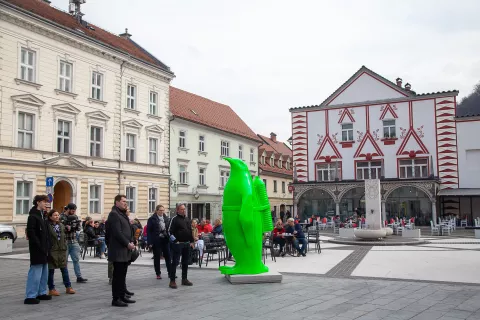 Zeleni pingvin na kamniškem glavnem trgu / Foto: Aleš Senožetnik