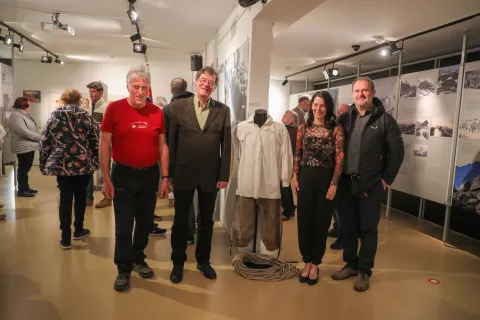 Od leve: Janko Rabič, Ivo Ščavničar, Saša Mesec in Martin Šolar, med njimi originalna srajca Joža Čopa, njegove »irharce« in vrv / Foto: Tina Dokl