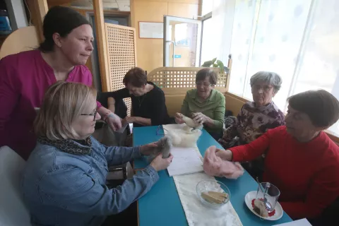 Na prvi četrtkovi ustvarjalnici so izdelovali polstene izdelke. / Foto: Gorazd Kavčič