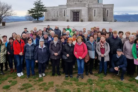 Naša skupina pred pomnikom braniteljem slovenske zemlje na Cerju / Foto: Grega Flajnik