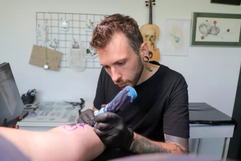 Sa&scaron;o Dudič Tavči, tattoo artist, igralec, gorski re&scaron;evalec, oče / Foto: Igor Kavčič