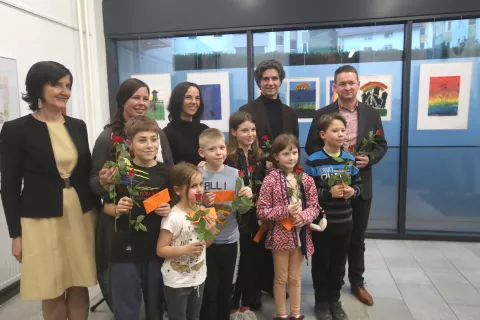 Z odprtja galerije Kres (zadaj z leve): Andreja Ravnihar Megu&scaron;ar, koordinatorica mladinskih dejavnosti v JZR Nina Možina, Agata Pavlovec, Luka Mesec in Marko Gasser v družbi otrok, ki so ustvarili razstavljena dela / Foto: Gorazd Kavčič