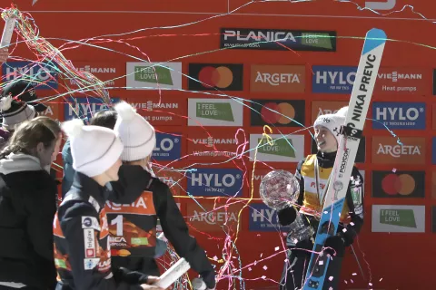 zmagovalka svetovnega pokala smučarski skoki ženske Nika Prevc družina dinastija sestra Peter Prevc Bloudkova skakalnica HS 102 Planica globus slavje Dolenja vas za splet / Foto: Gorazd Kavčič