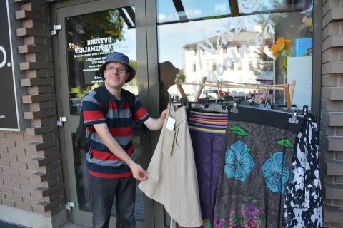 Naša trgovin'ca ima prostore v Domžalah. Nekaj izdelkov nam je predstavil tudi Benjamin Latinović. / Foto: Maja Bertoncelj