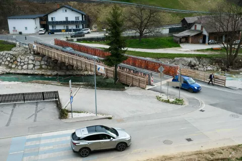 Montažni most čez Kamni&scaron;ko Bistrico v Zgornjih Stranjah bo nadomestil sodobni dvopasovni most. / Foto: Ma&scaron;a Likosar