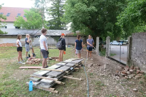 V Okviru Urbane akademije 2022 so mladi odstranili del zidu nekdanje smodni&scaron;nice, ob novem vhodu pa uredili prizori&scaron;če enega od odrov leto&scaron;njega Kamfesta. / Foto: Jasna Paladin
