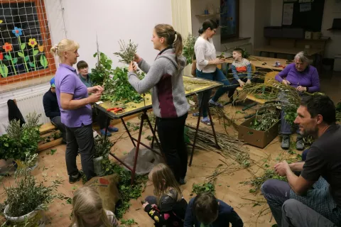 Delavnica izdelovanja cvetnonedeljskih butar ali gobanc, kot jim tudi rečejo v Kokri, je bila dobro obiskana. / Foto: Alenka Brun