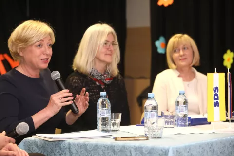 okrogla miza "O skrbi za na&scaron;e starej&scaron;e" pogovor z evropsko poslanko Romana Tomc stranka SDS nekdanja direktorica DSO CSS &Scaron;kofja Loka Silva Ko&scaron;njek in sedanja direktorica DSO CSS &Scaron;kofja Loka Andreja Valant kulturni dom Sorica gosti&scaron;če Macesen / Foto: Gorazd Kavčič