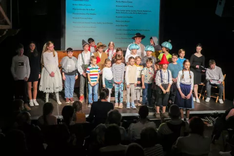 Učenci Osnovne šole Janeza Puharja Kranj – Center so navdušili s predstavo Skrinja zakladov. / Foto: Tina Dokl