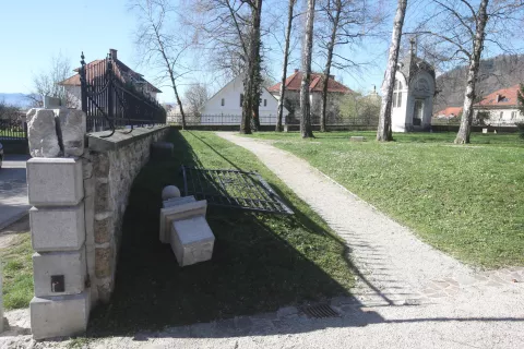 oskrunitev poškodovanje strela vzhodni vhod ograja podporni steber drevo Prešernov gaj Kranj spomenik / Foto: Gorazd Kavčič