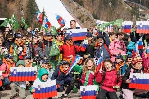 Planica, Nordijski center.Minister za Slovence v zamejstvu in po svetu Matej Arcon je v okviru prvega dne svetovnega pokala v smucarskih skokih v Planici sprejel okoli 500 zamejskih otrok in mladostnikov. / Foto: Nebojsa Tejic/sta