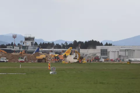 gradnja pomožna vzletna steza letališče Brnik letala avioni asfalt pristajanje vzletanje / Foto: Gorazd Kavčič