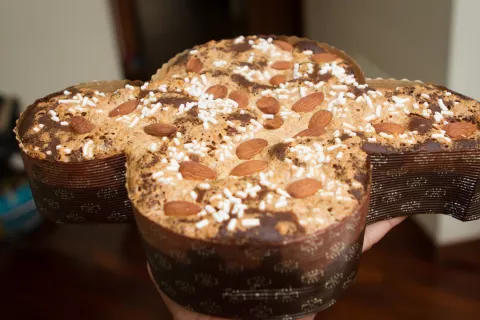  Veselejši de velike noči so velikonočne jedi. Na sliki pogača v obliki golobice (Colomba di Pasqua), ta je iz okolice Milana v Italiji. / Foto: Wikipedija / Foto: Nicola Delfino