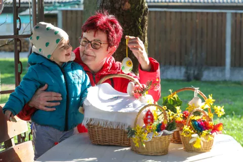 velika noč blagoslov jedi pirhi dve generaciji / Foto: Tina Dokl