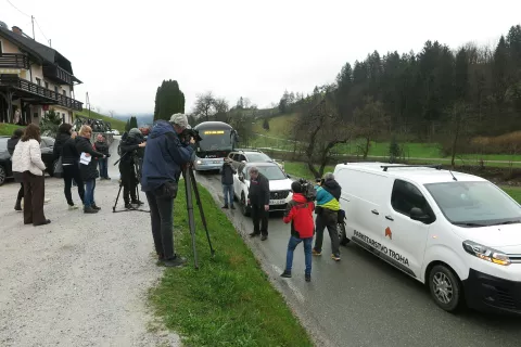 V sredo so za pet minut zaprli najbolj nevaren odsek na glavni cesti Gorenja vas&ndash;Hotavlje, ob čemer je hitro nastala kolona vozil. / Foto: Mateja Rant