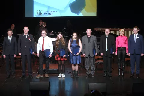 Letošnji nagrajenci Občine Kamnik z županom Matejem Slaparjem, podžupanjo Romano Učakar (desno) in ministrom za obrambo Marjanom Šarcem (levo) / Foto: Gorazd Kavčič