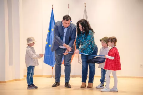 Trak sta prerezala župan Peter Bohinec in vzgojiteljica Mojca Čufer v družbi najmlajših. / Foto: Nik Bertoncelj