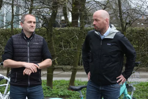 Direktor Zavoda za turizem in kulturo Klemen Malovrh in lo&scaron;ki župan Tine Radinja usmerjata v to, da bi čim več na&scaron;ih poti opravili s kolesom. / Foto: Gorazd Kavčič