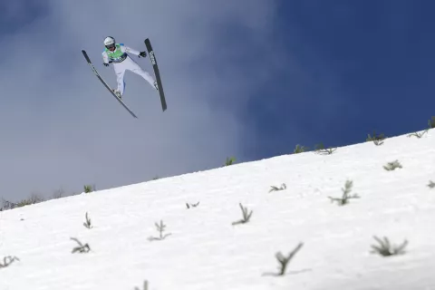 Peter Prevc je za akcijo Botrstvo podaril čelado, v kateri je zmagal v Planici. / Foto: Gorazd Kavčič