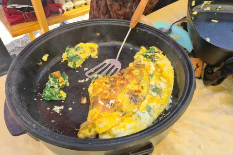 Čemaževa kuhinja je idealna za vse ki jim je okus divjega česna blizu. / Foto: Alenka Brun