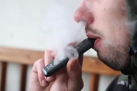 Uporaba elektronskih cigaret je po mnenju strokovnjakov &scaron;e posebej privlačna ravno zaradi najrazličnej&scaron;ih arom. / Foto: Gorazd Kavčič