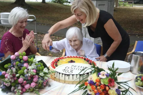 103 letnica Ana Nastran DSO dom starostnikov Škofja Loka praznovanje dolgo življenje piknik varovancev / Foto: Gorazd Kavčič