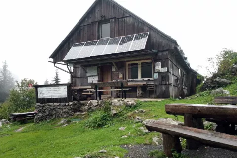 V akciji sodelujejo Orožnova koča na Planini za Liscem pod Črno prstjo (na sliki), Koča na Blegošu, Koča na Poreznu, Krekova koča na Ratitovcu, Dom na Lubniku, Koča na Golici, Planinski dom na Kališču, Roblekov dom na Begunjščici in Valvasorjev dom pod Stolom. / Foto: Arhiv Prijateljev Orožnove Koče