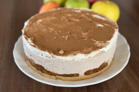 Jabolčna torta z jogurtom / Foto: Erika Jesenko