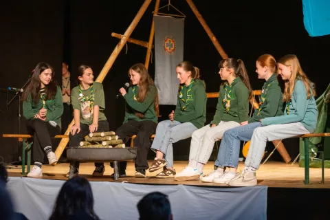 Taborniki in tabornice so obiskovalcem predstavili tudi taborniške zakone in kako poteka dan na taborjenju. / Foto: Simon Benedičič