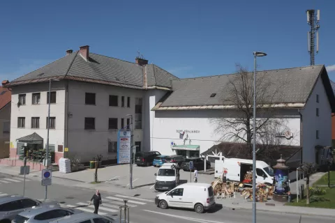 Občina Šenčur načrtuje gradnjo novega kulturnega doma s knjižnico na mestu obstoječega Doma krajanov Šenčur. / Foto: Gorazd Kavčič