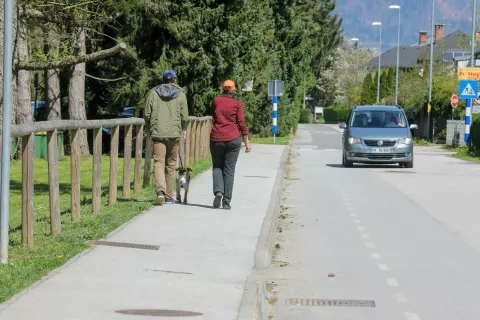 pločnik pri Ibiju Ibi / Foto: Tina Dokl