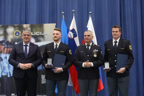podelitev priznanj za požrtvovalnost in hrabrost policisti policija policijska akademija Tacen april 2024, policista Aleks Počič Hren in Gregor Trafela Policijska postaja Škofja Loka / Foto: Gorazd Kavčič