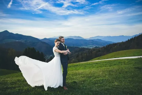 Nika Križnar se je v soboto poročila z dolgoletnim partnerjem Aljažem Vodanom. / Foto: Instagram Nike Križnar