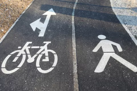 kolesarska postaja E-kolo Lipica novo krožišče vas Trata mesto Škofja Loka kolesarjenje kolesarska pot / Foto: Gorazd Kavčič