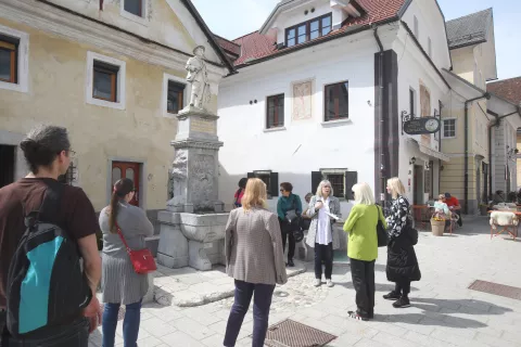 Del svojega premoženja je Josipina Hočevar namenila tudi za gradnjo vodovoda v Radovljici. Tako ni nenavadno, da so ji spomenik postavili prav tam, kjer je nekoč stal mestni vodnjak. / Foto: Gorazd Kavčič