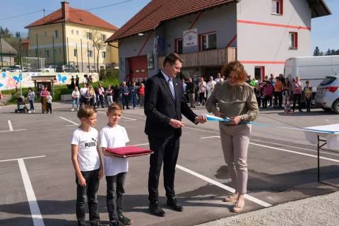 Kamni&scaron;ki župan Matej Slapar in predsednica Krajevne skupnosti Sela Nežka Poljan&scaron;ek sta prerezala trak in prostor uradno predala v uporabo. / Foto: Ma&scaron;a Likosar