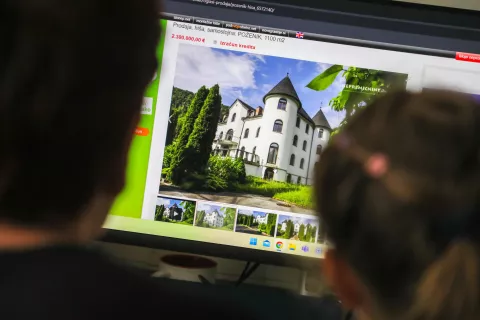 Najdražja nepremičnina na Gorenjskem je trenutno &raquo;grad&laquo; v kraju Poženik, ki se prodaja za dva milijona tristo tisoč evrov. / Foto: Tina Dokl