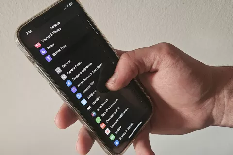 Čeprav ima podjetje Apple v Sloveniji kar nekaj uporabnikov, naprave &scaron;e vedno ne ponujajo možnosti izbire sloven&scaron;čine. / Foto: Nika Topori&scaron;