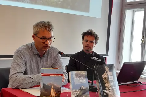 Urednik Mohorjeve Hanzi Filipič (levo) in Simon Ošlak – Gerasimov predstavljata Kulturno zgodovinski vodnik po Koroški in Štajerski in knjigo o Slovenskem Gradcu. / Foto: Jože Košnjek