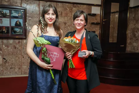 54 Teden slovenske drame Prešernovo gledališče Kranj na fotografiji Brina Jenček dobitnica nagrada za najboljšo mlado dramatičarko in Iza Strehar nagrada Slavka Gruma za najboljšo dramsko besedilo preteklega leta Nezakonske matere / Foto: Tina Dokl