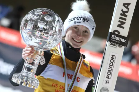zmagovalka svetovnega pokala smučarski skoki ženske Nika Prevc družina dinastija sestra Peter Prevc Bloudkova skakalnica HS 102 Planica globus slavje Dolenja vas / Foto: Gorazd Kavčič