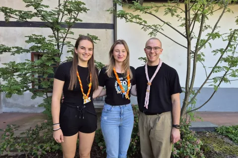 Vodji vseh dogodkov v okviru 70. obletnice škofjeloških tabornikov Zala Štucin in Marina Trojar Kular v družbi organizatorja sobotne slavnostne akademije Roka Šarića / Foto: Klara Mrak