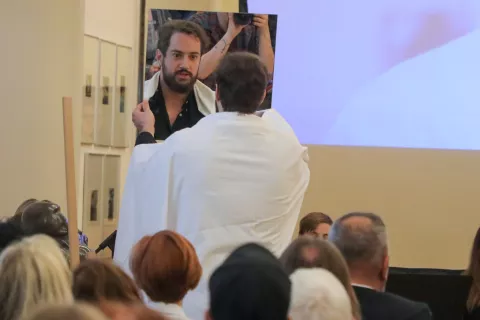 nagradi in priznanji Riharda Jakopiča 2024 na fotografiji dramski igralec Gal Oblak z uprizoritvijo Totnkamra ali Malevičev črni kvadrat na beli podlagi na beli podlagi(korespondenca z razstavo Tine Dobrajc, Wunderkammer) pesmi Sergej Harlamov / Foto: Tina Dokl